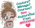 Aujourd’hui c’est Broderie – brodeuse avec tasse et phrase humoristique – motif de broderie machine format 10x10