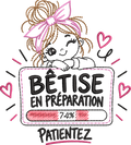 Bêtise en Préparation – petite fille malicieuse avec grand nœud rose et barre de chargement à 74 % – motif broderie machine 10x10