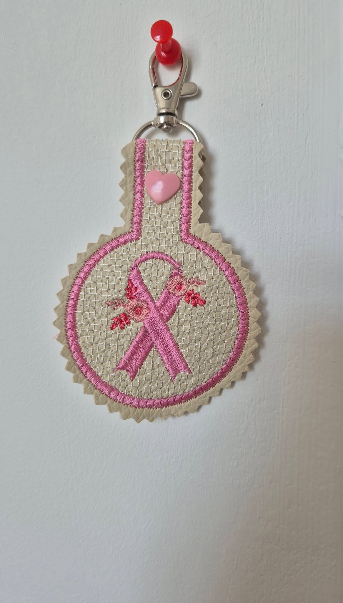 Porte-clé ITH Ruban Octobre Rose – Motif Gratuit - Fichier Broderie Disponible 10x10