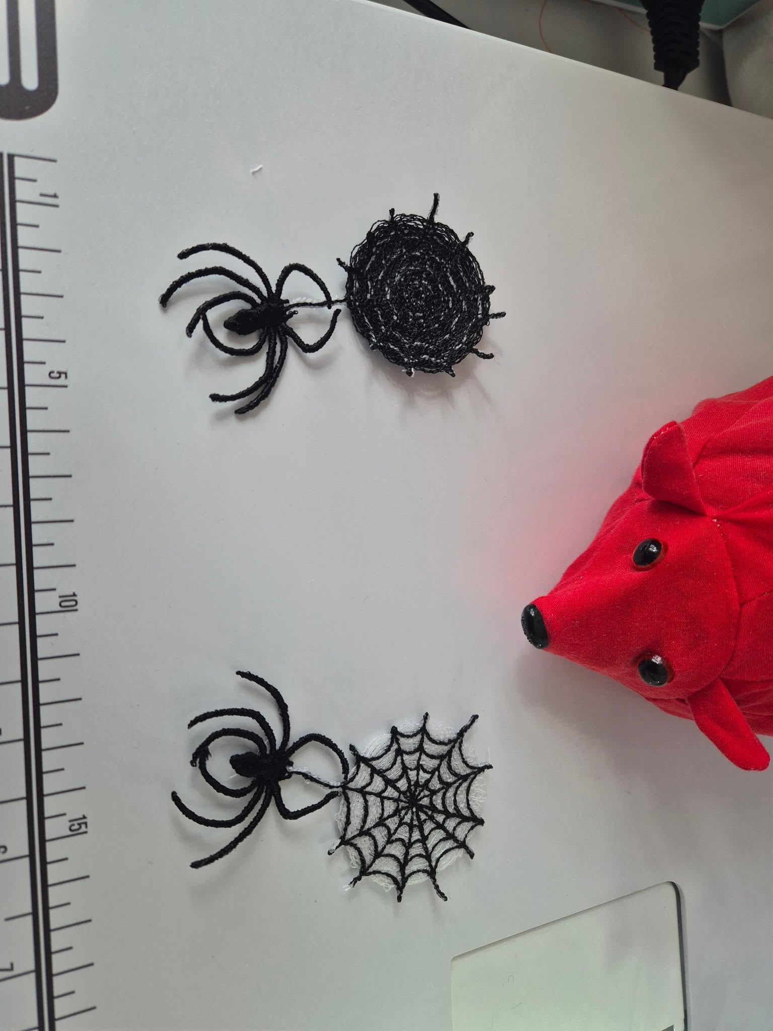 Motif de broderie FSL Halloween représentant une araignée noire 3D suspendue à sa toile d’araignée pour cadre 10x10