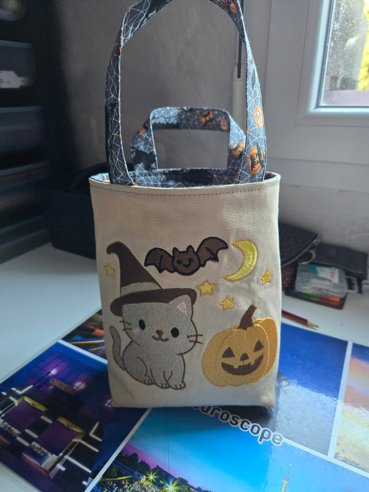 Chat Sorcier & Citrouille – Scène Halloween – Motif de Broderie Machine pour Cadre 20x20 ou 26x16
