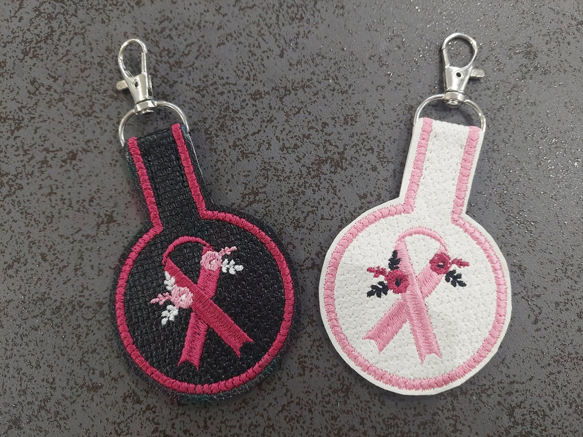 Porte-clé ITH Ruban Octobre Rose – Motif Gratuit - Fichier Broderie Disponible 10x10