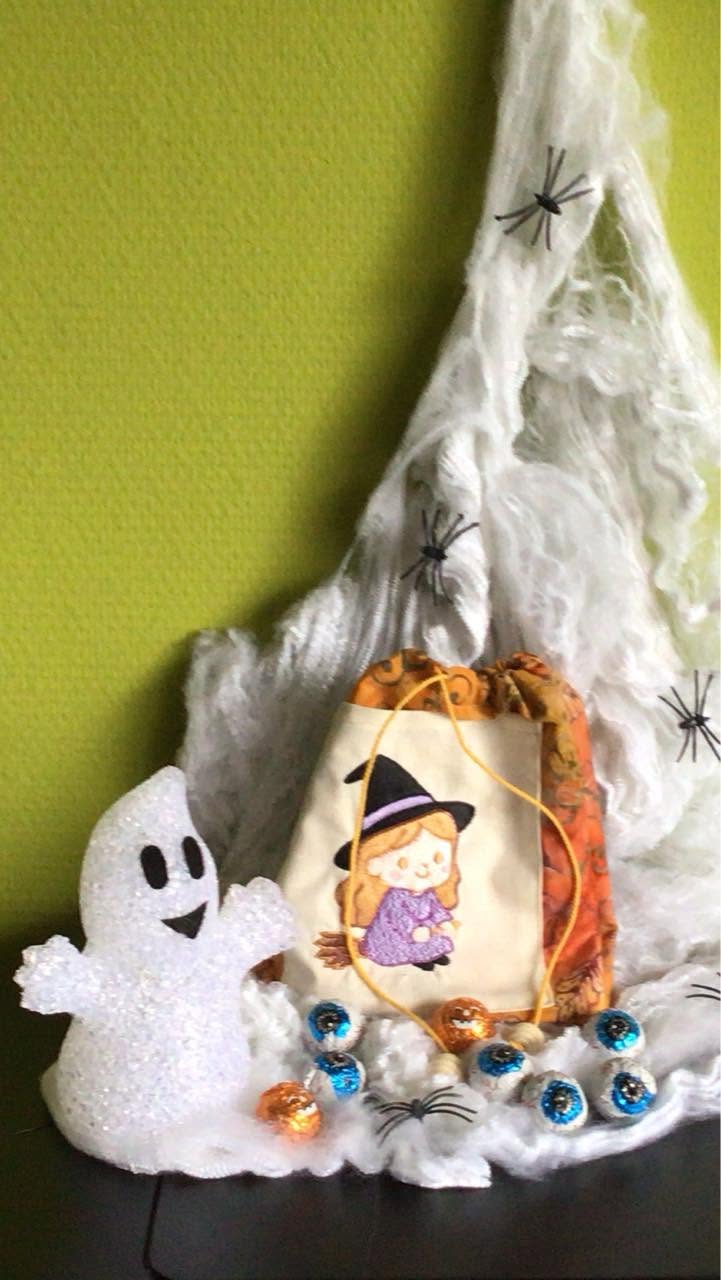 Motif de broderie machine Halloween petite sorcière mignonne assise sur son balai avec chapeau de sorcière format 10x10