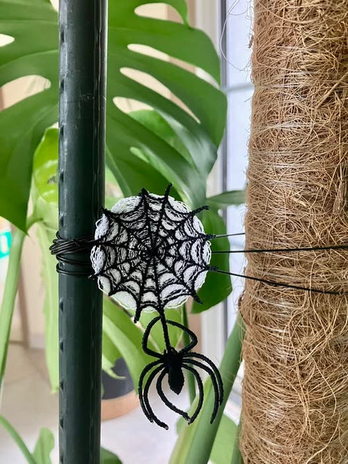 Motif de broderie FSL Halloween représentant une araignée noire 3D suspendue à sa toile d’araignée pour cadre 10x10