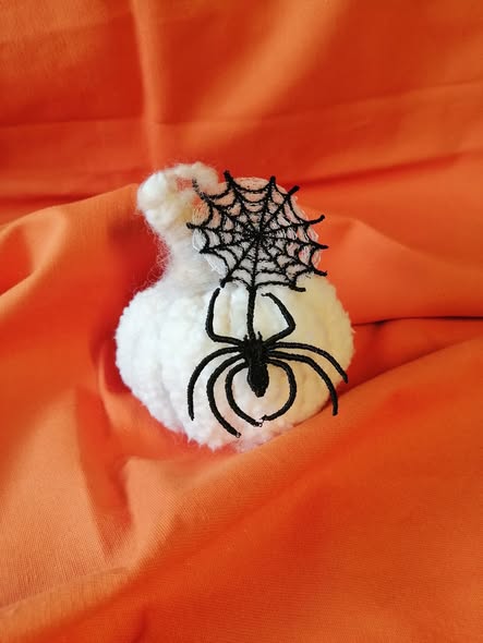 Motif de broderie FSL Halloween représentant une araignée noire 3D suspendue à sa toile d’araignée pour cadre 10x10