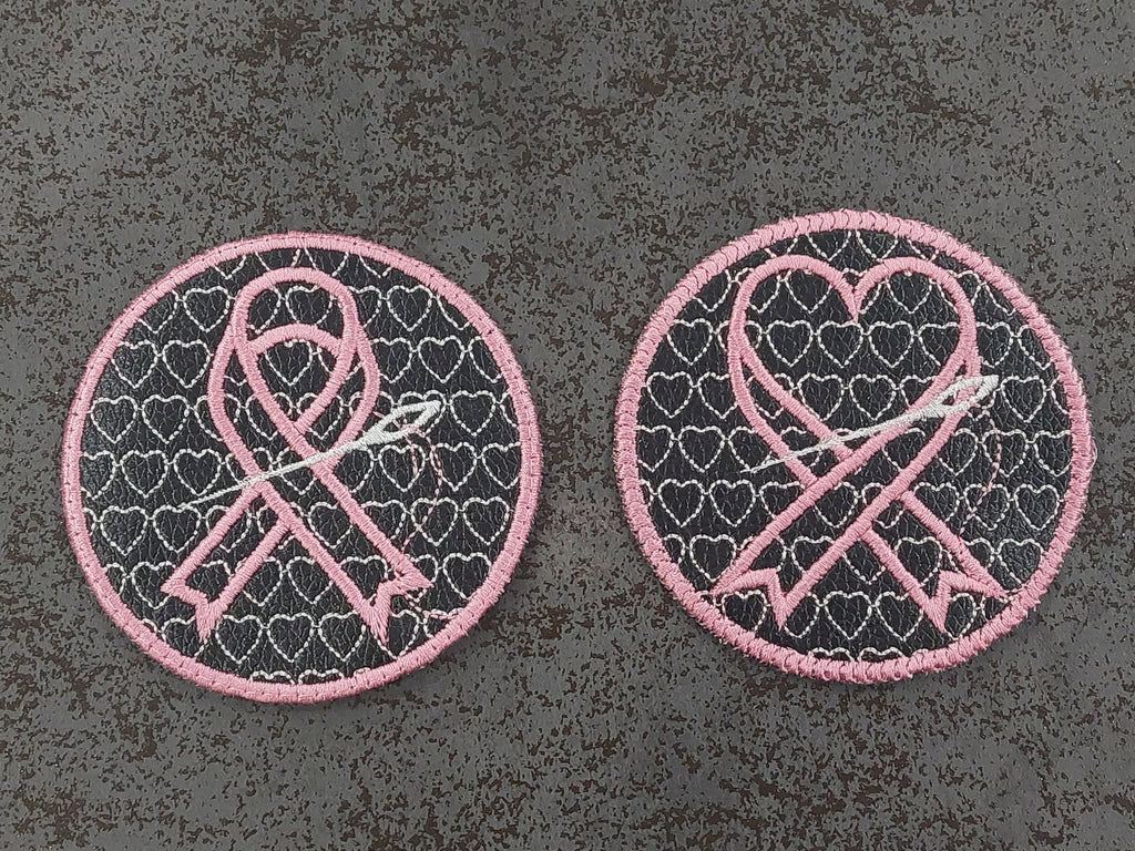 Motif de broderie sous-verre ou lingette Octobre Rose avec ruban en forme de cœur, aiguille à coudre au format 10x10