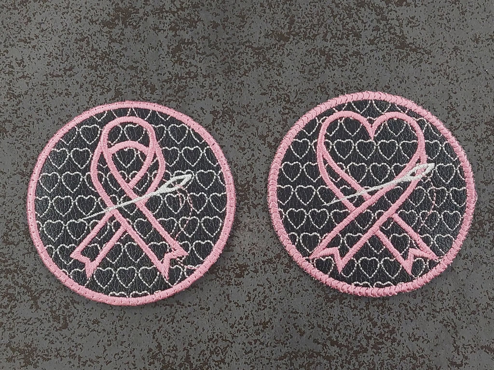 Motif de broderie sous-verre ou lingette Octobre Rose avec ruban en forme de cœur, aiguille à coudre au format 10x10