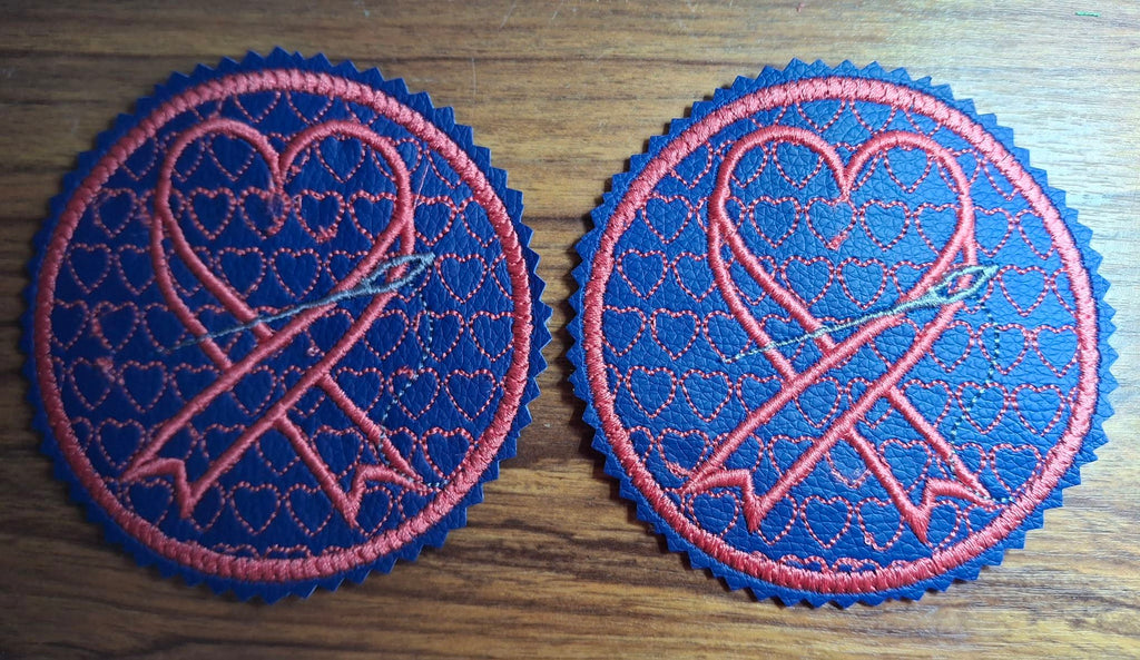 Motif de broderie sous-verre ou lingette Octobre Rose avec ruban en forme de cœur, aiguille à coudre  au format 10x10