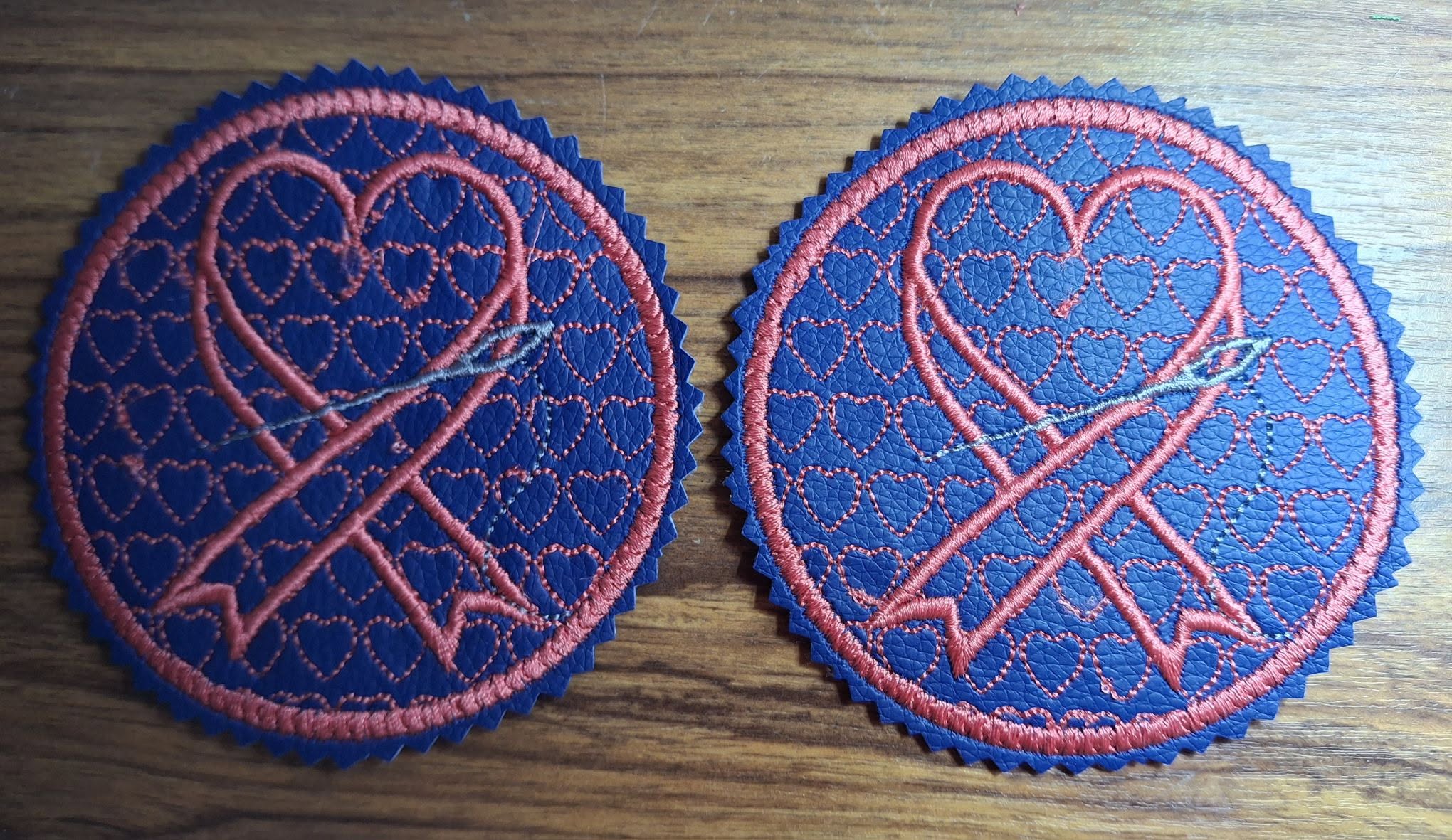 Motif de broderie sous-verre ou lingette Octobre Rose avec ruban en forme de cœur, aiguille à coudre  au format 10x10