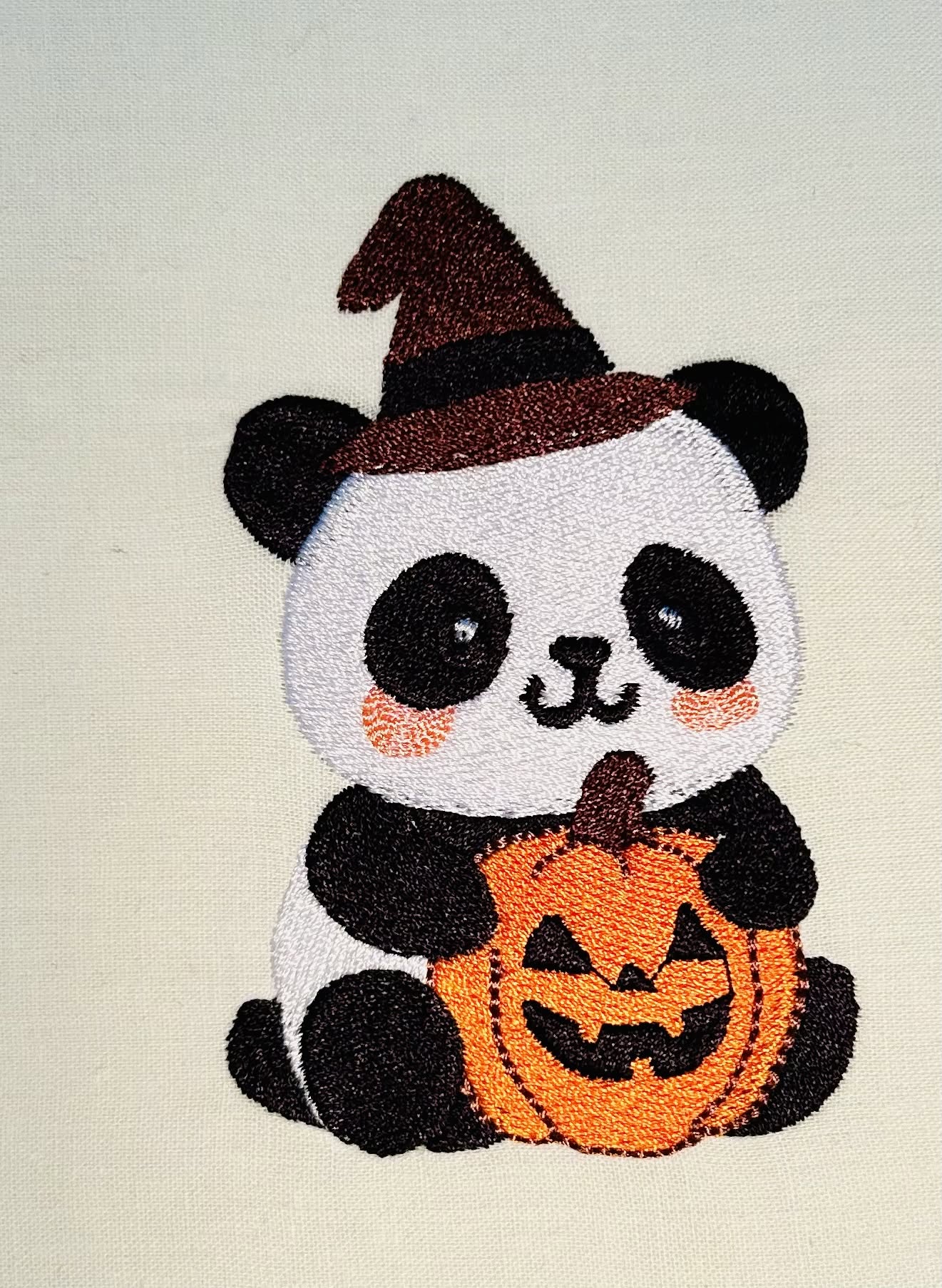 Motif de broderie machine Panda Halloween avec chapeau de sorcier et citrouille kawaii au format 10x10