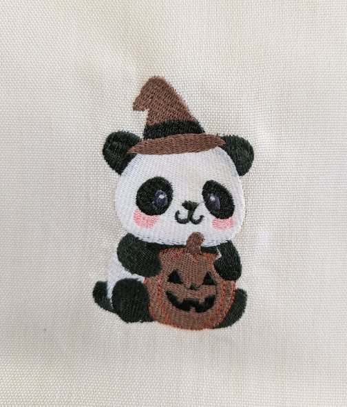 Motif de broderie machine Panda Halloween avec chapeau de sorcier et citrouille kawaii au format 10x10