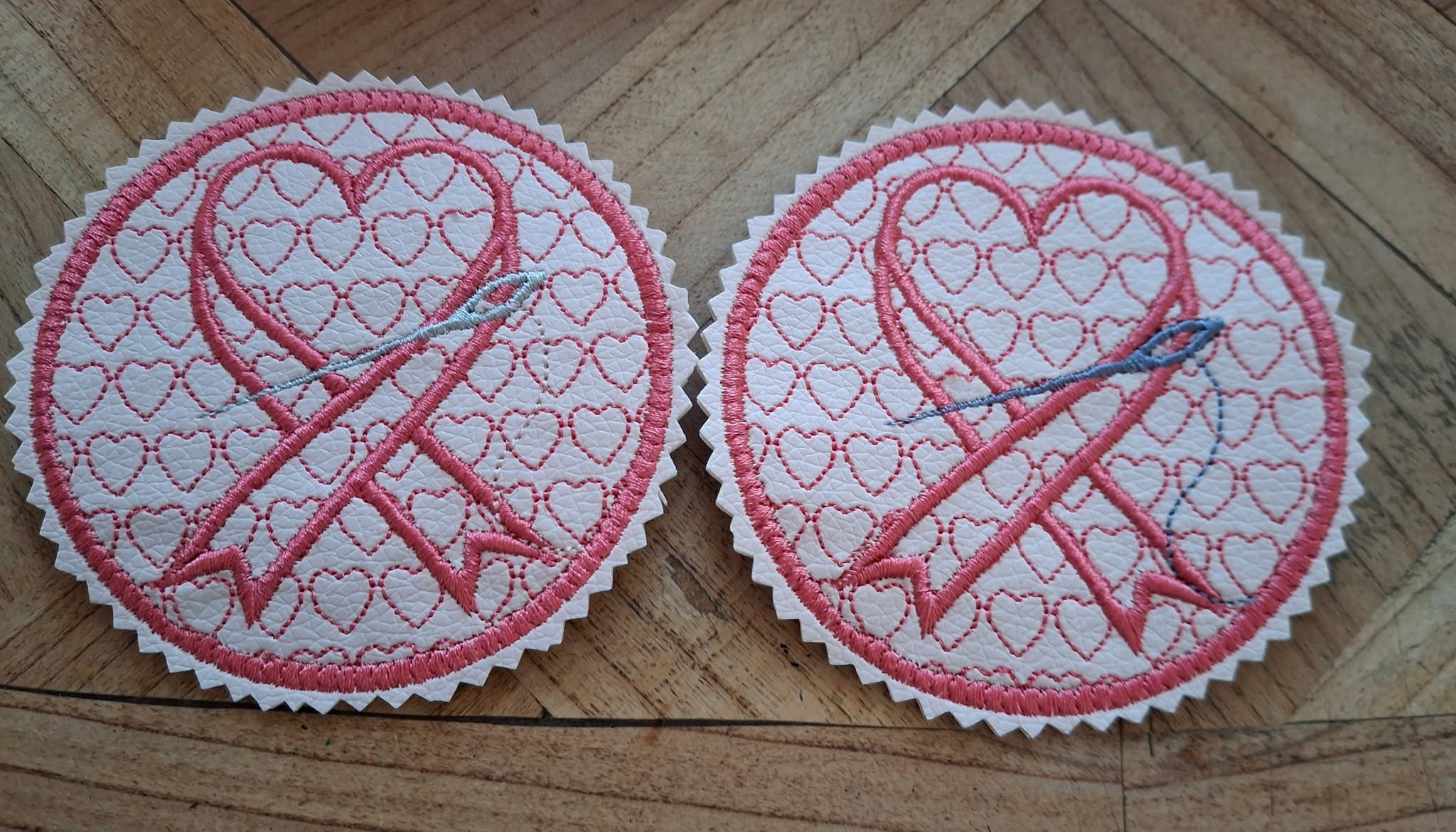 Motif de broderie sous-verre ou lingette Octobre Rose avec ruban en forme de cœur, aiguille à coudre  au format 10x10