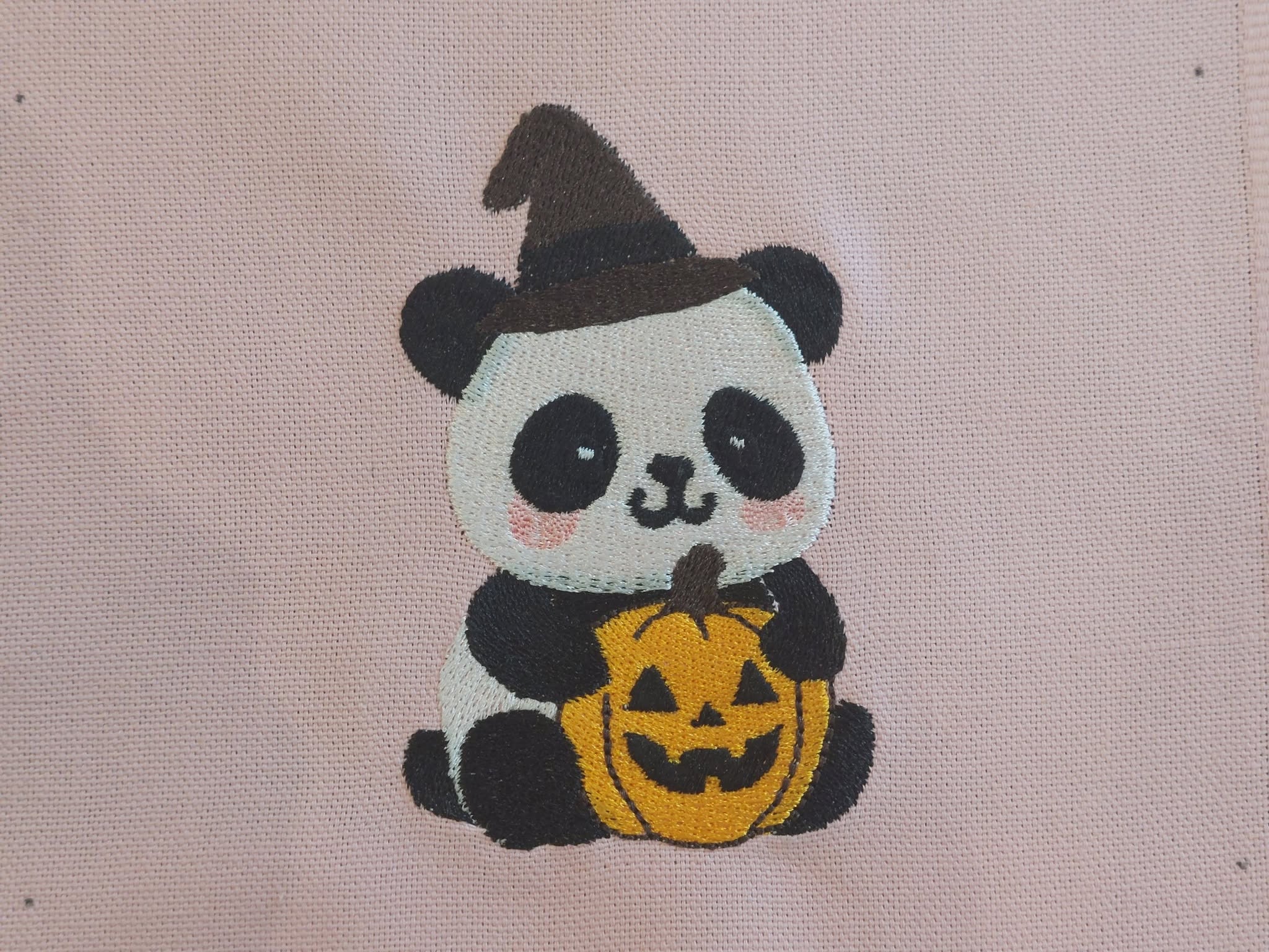 Motif de broderie machine Panda Halloween avec chapeau de sorcier et citrouille kawaii au format 10x10