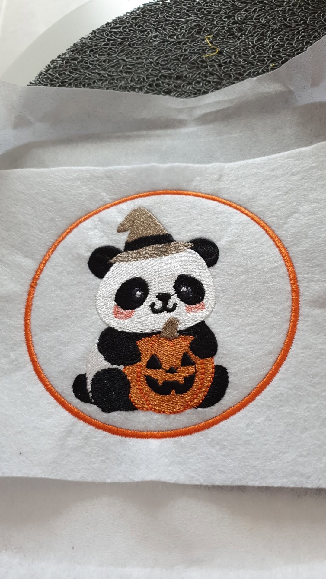 Motif de broderie machine Panda Halloween avec chapeau de sorcier et citrouille kawaii au format 10x10