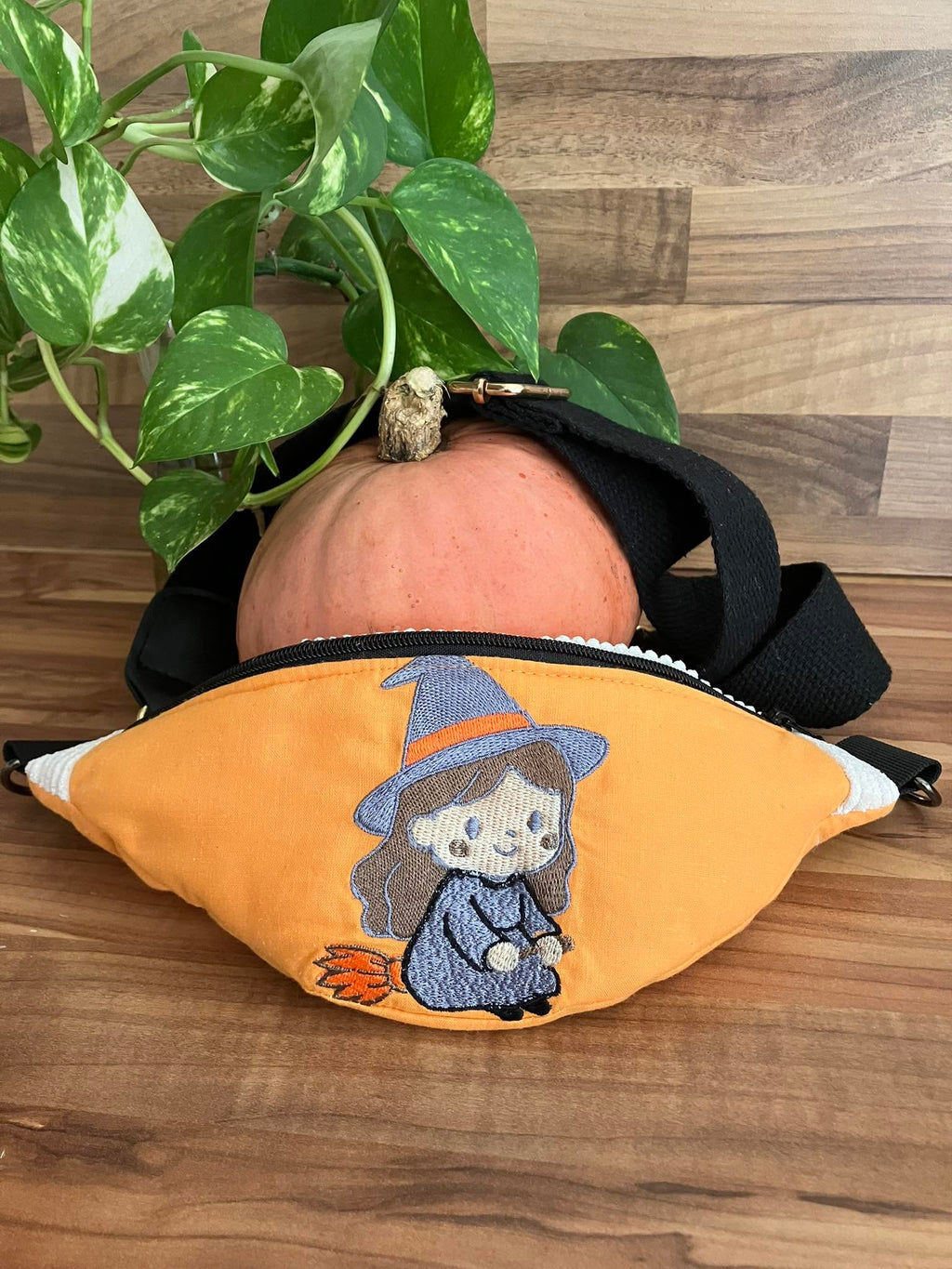 Motif de broderie machine Halloween petite sorcière mignonne assise sur son balai avec chapeau de sorcière format 10x10