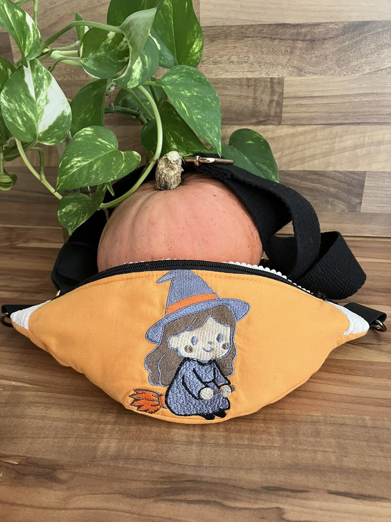 Motif de broderie machine Halloween petite sorcière mignonne assise sur son balai avec chapeau de sorcière format 10x10