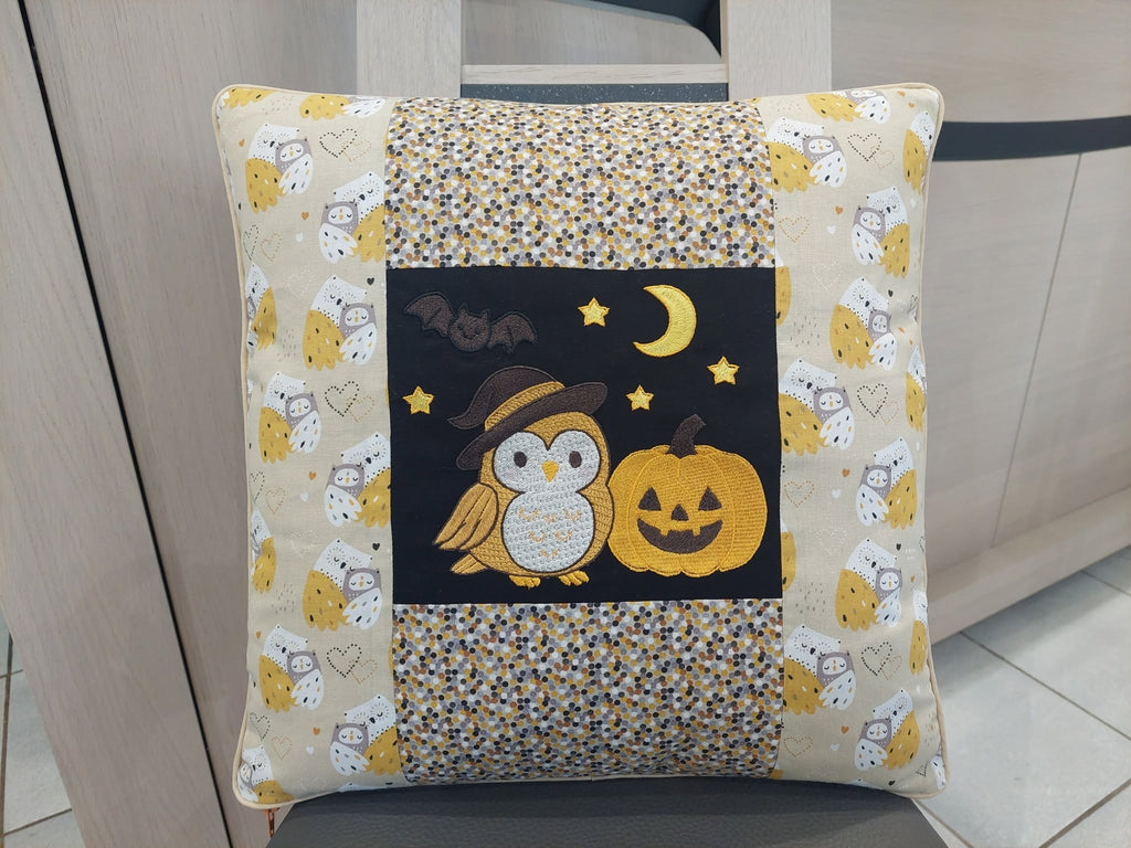 Motif de broderie machine Halloween chouette sorcière et citrouille avec chauve-souris lune et étoiles
