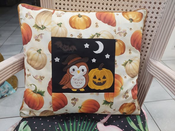 Motif de broderie machine Halloween chouette sorcière et citrouille avec chauve-souris lune et étoiles
