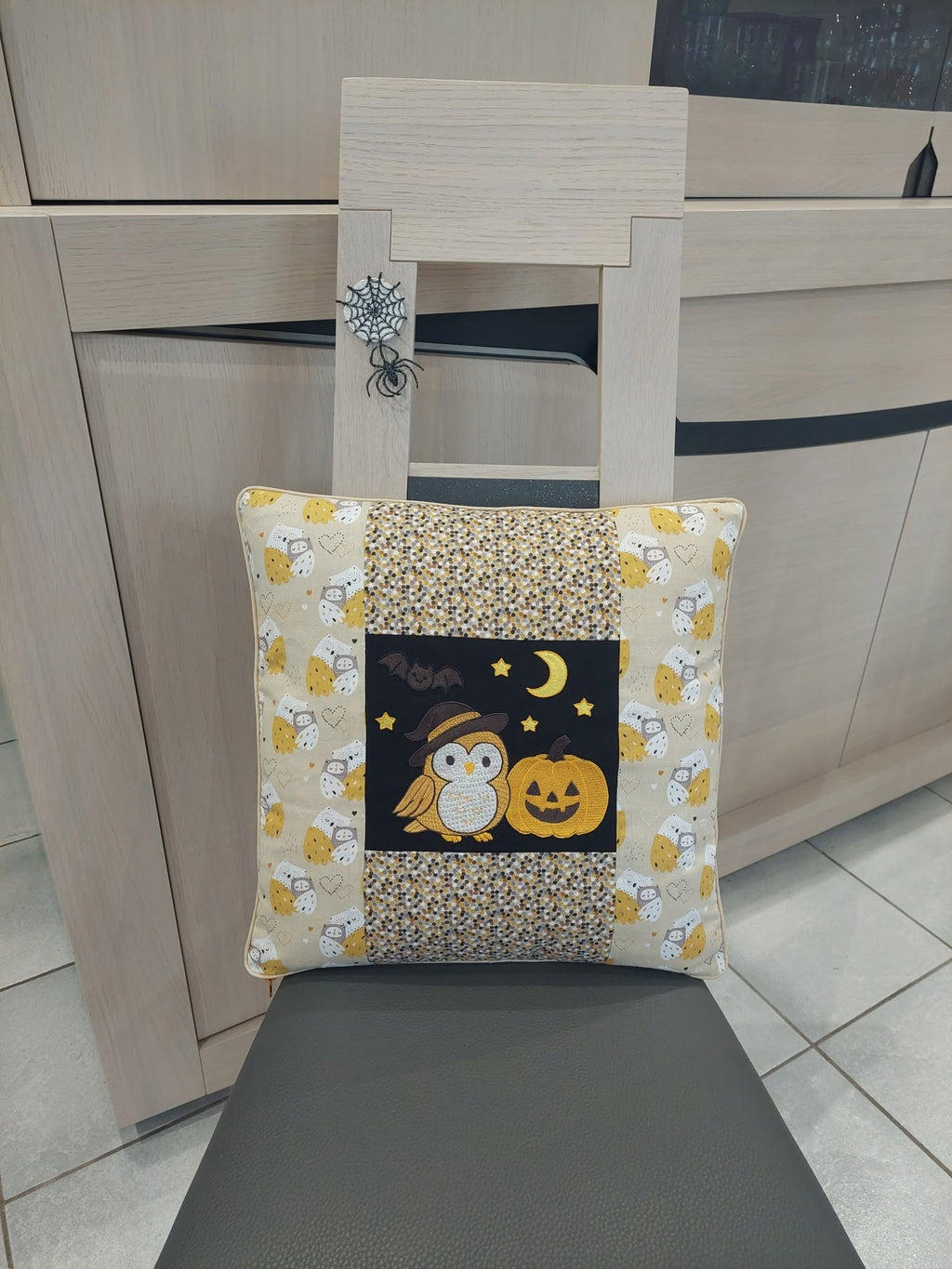 Motif de broderie machine Halloween chouette sorcière et citrouille avec chauve-souris lune et étoiles
