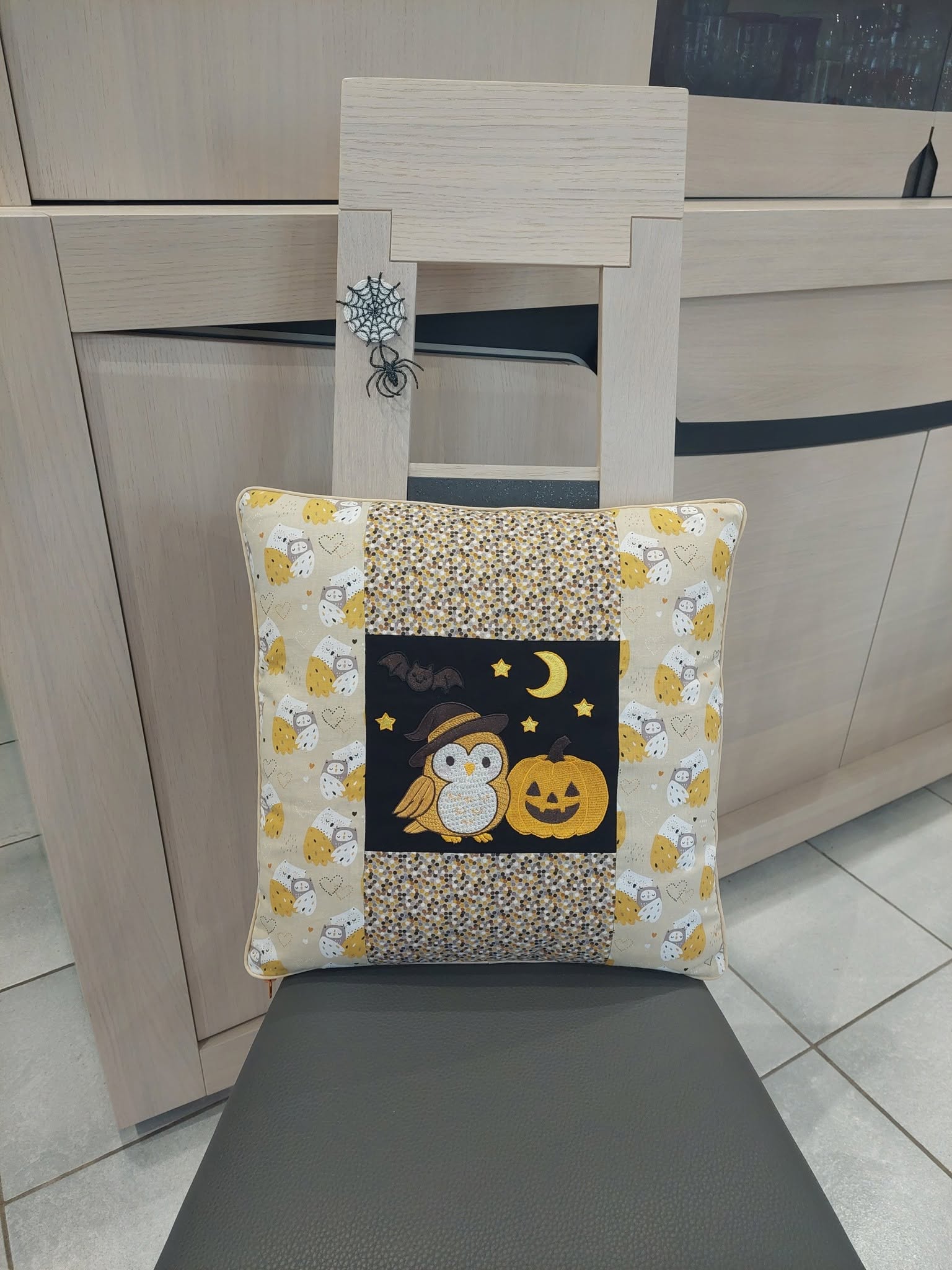 Motif de broderie machine Halloween chouette sorcière et citrouille avec chauve-souris lune et étoiles
