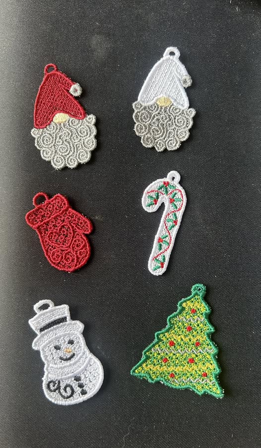 Pack de 5 motifs de broderie FSL de Noël avec sapin, moufle, Père Noël, bonhomme de neige et sucre d’orge pour boucles d’oreilles et breloques 10x10