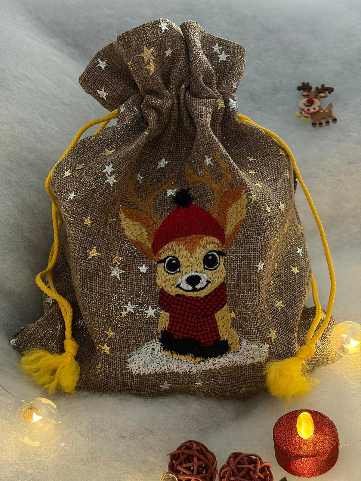 Petit faon de Noël avec grands bois, bonnet rouge, écharpe rouge et noire et neige – motif de broderie machine