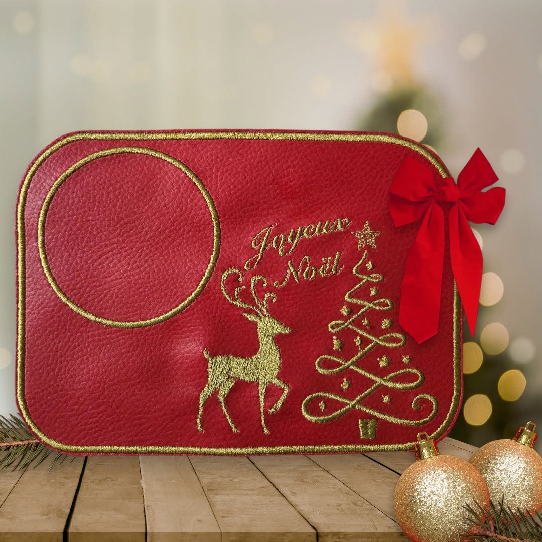 Joyeux Noël avec cerf majestueux et sapin stylisé décoré d’étoiles – motif de broderie machine disponible en version colorée ou dorée