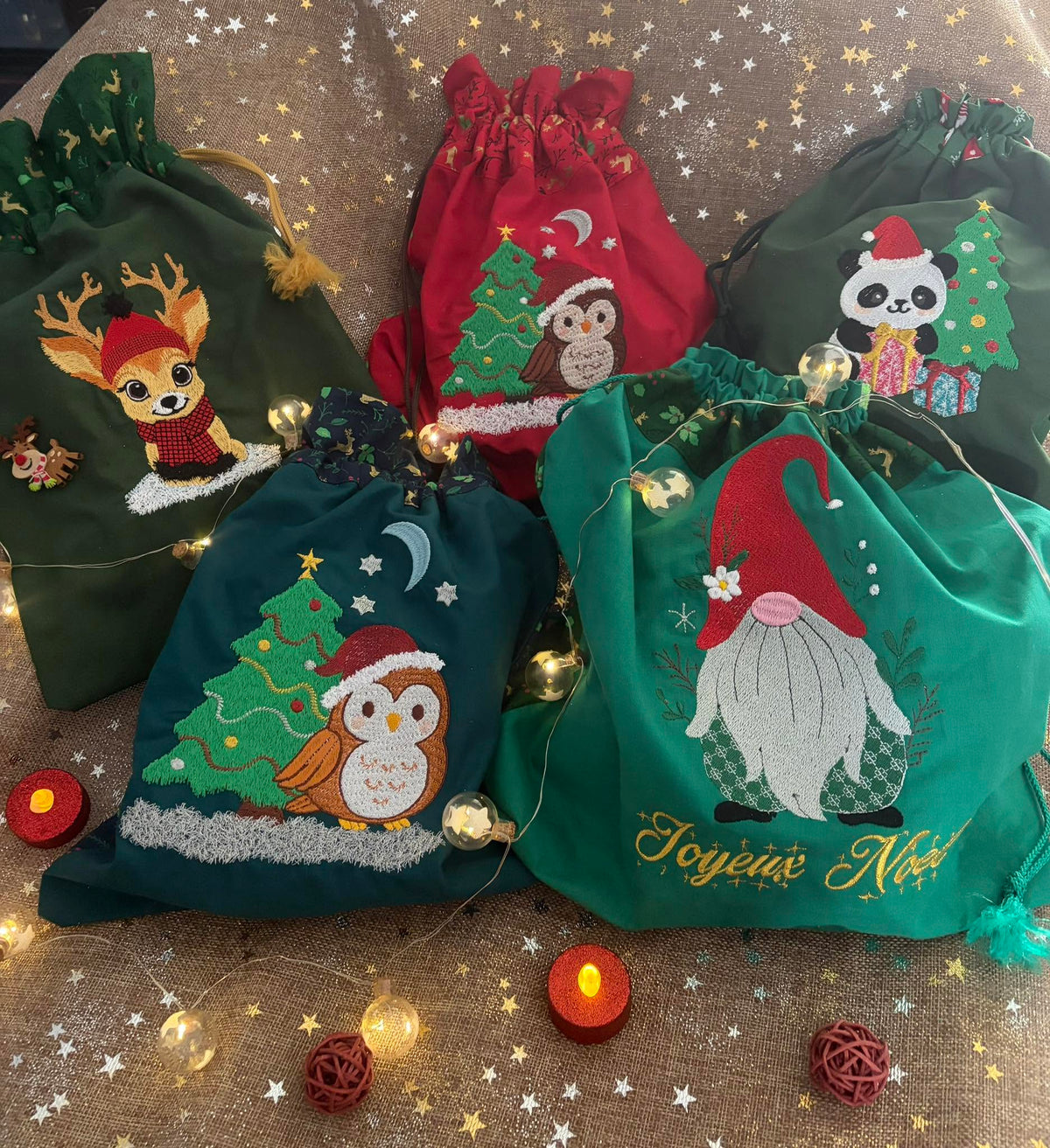 Petit faon de Noël avec grands bois, bonnet rouge, écharpe rouge et noire et neige – motif de broderie machine
