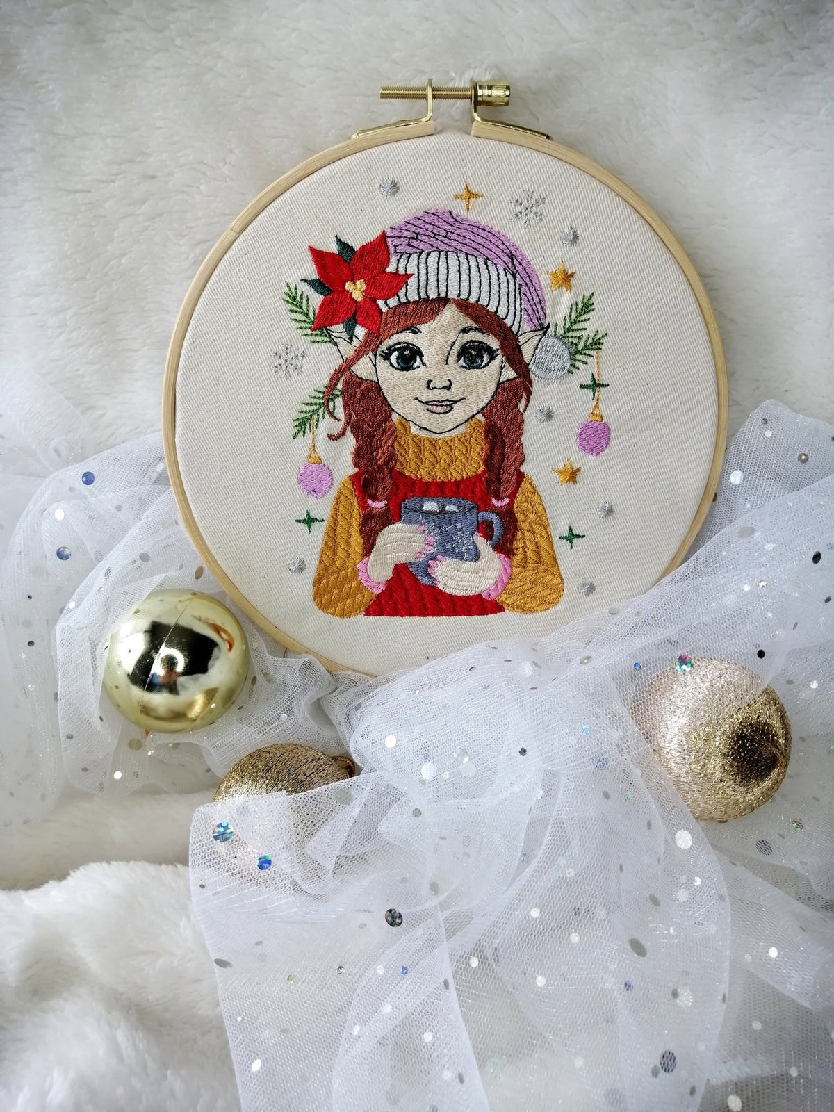 Petite Elfe de Noël avec bonnet rouge, poinsettia, tasse de chocolat chaud, flocons et décor féerique – motif de broderie machine