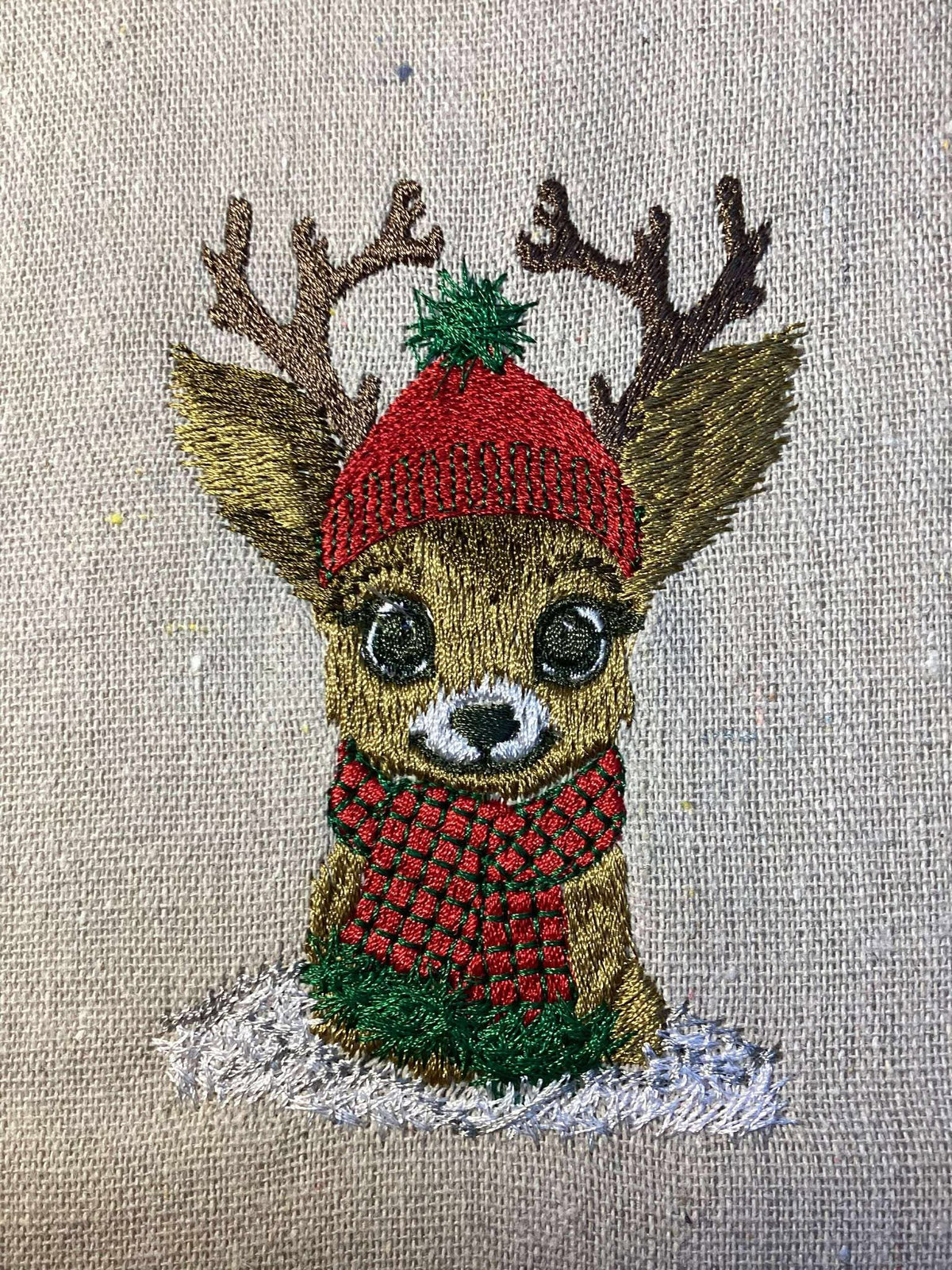 Petit faon de Noël avec grands bois, bonnet rouge, écharpe rouge et noire et neige – motif de broderie machine