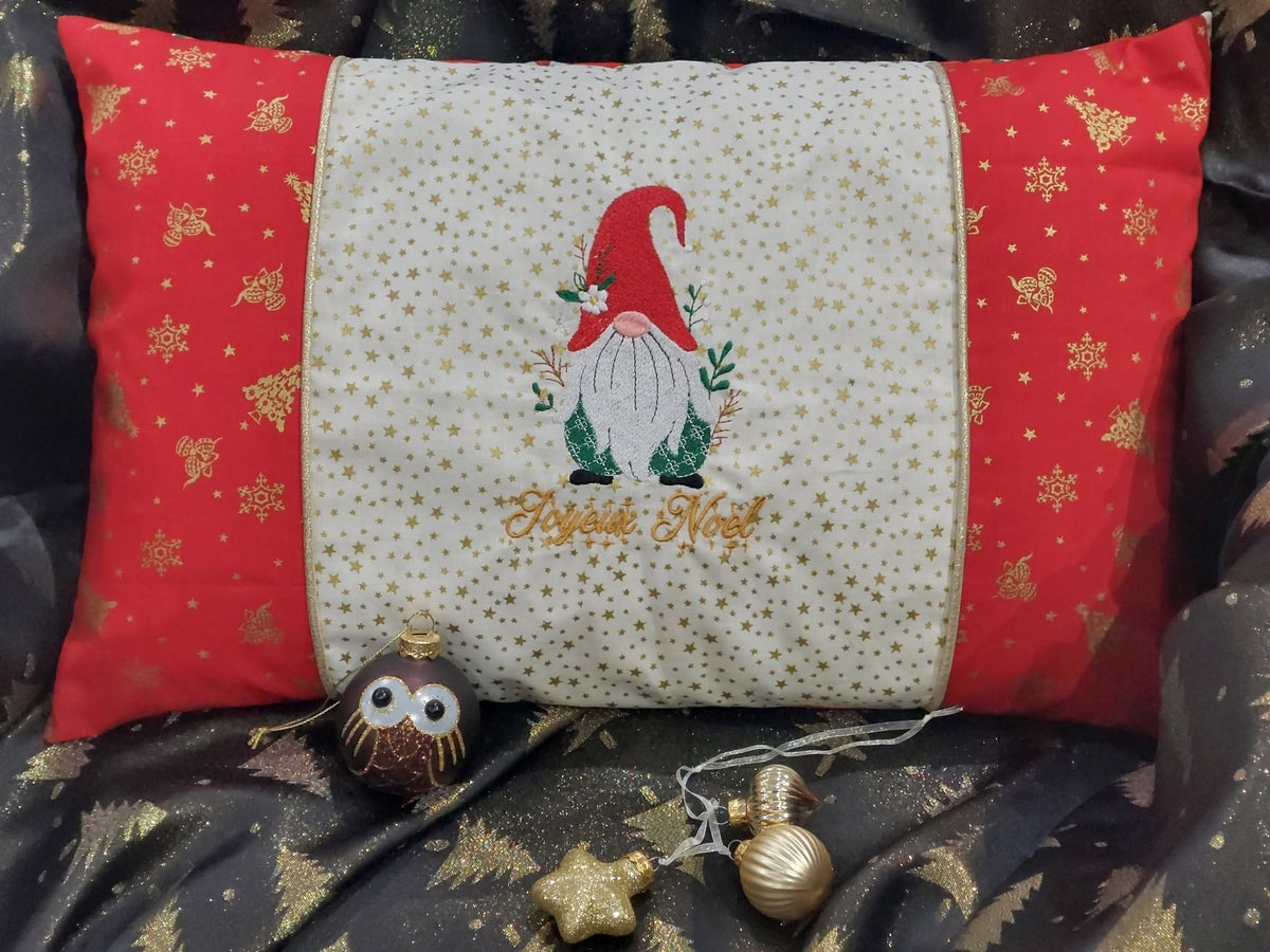 Gnome de Noël avec grand bonnet rouge, barbe blanche, tenue verte, étoiles dorées et inscription Joyeux Noël – motif de broderie machine