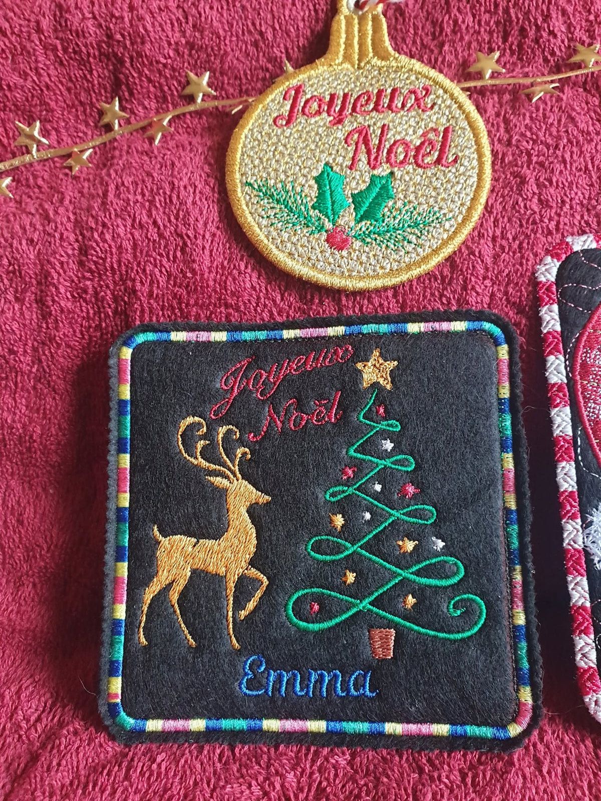 Joyeux Noël avec cerf majestueux et sapin stylisé décoré d’étoiles – motif de broderie machine disponible en version colorée ou dorée