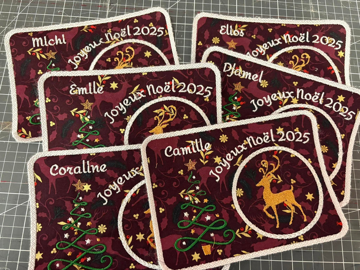 Joyeux Noël avec cerf majestueux et sapin stylisé décoré d’étoiles – motif de broderie machine disponible en version colorée ou dorée