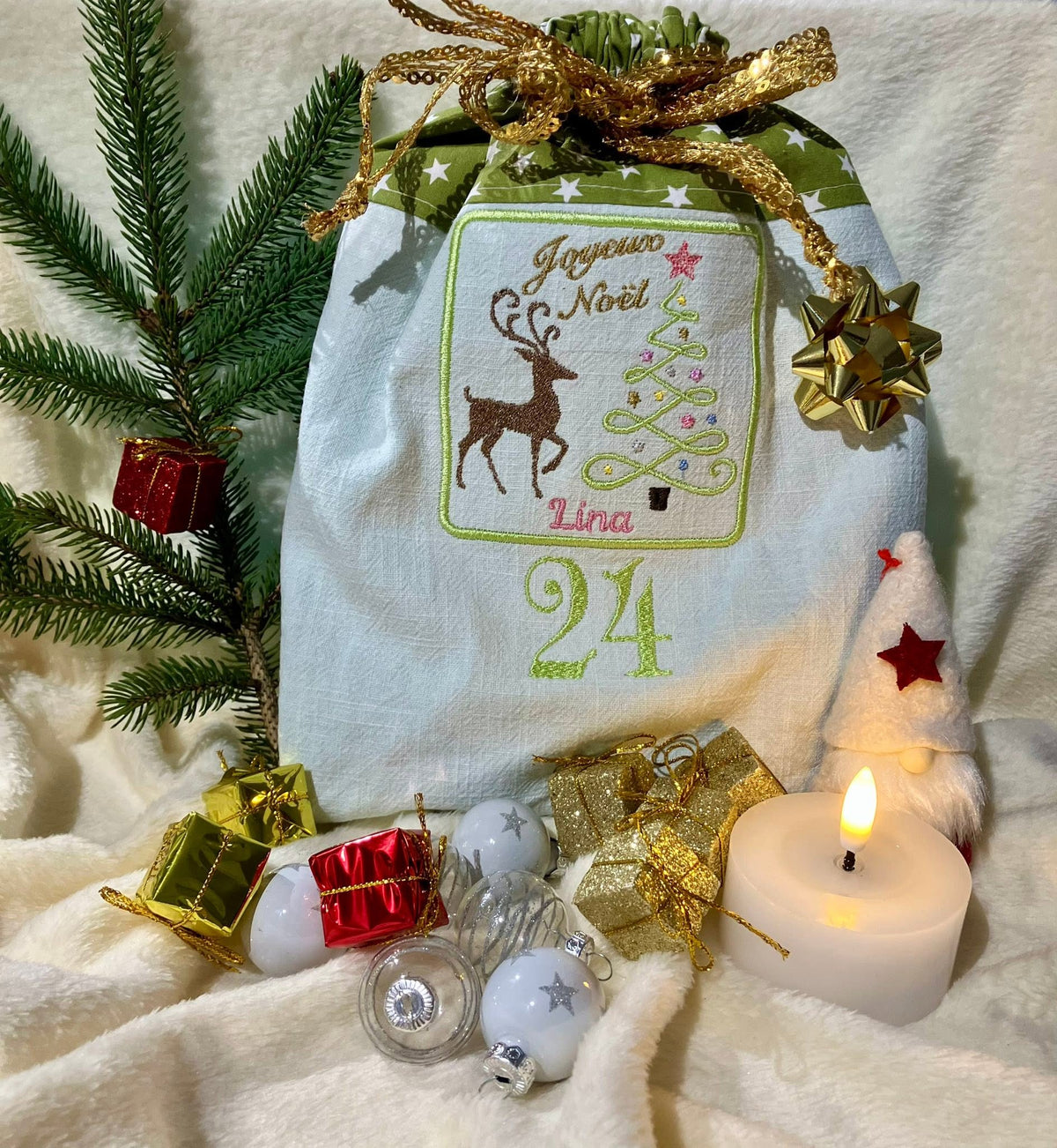 Joyeux Noël avec cerf majestueux et sapin stylisé décoré d’étoiles – motif de broderie machine disponible en version colorée ou dorée