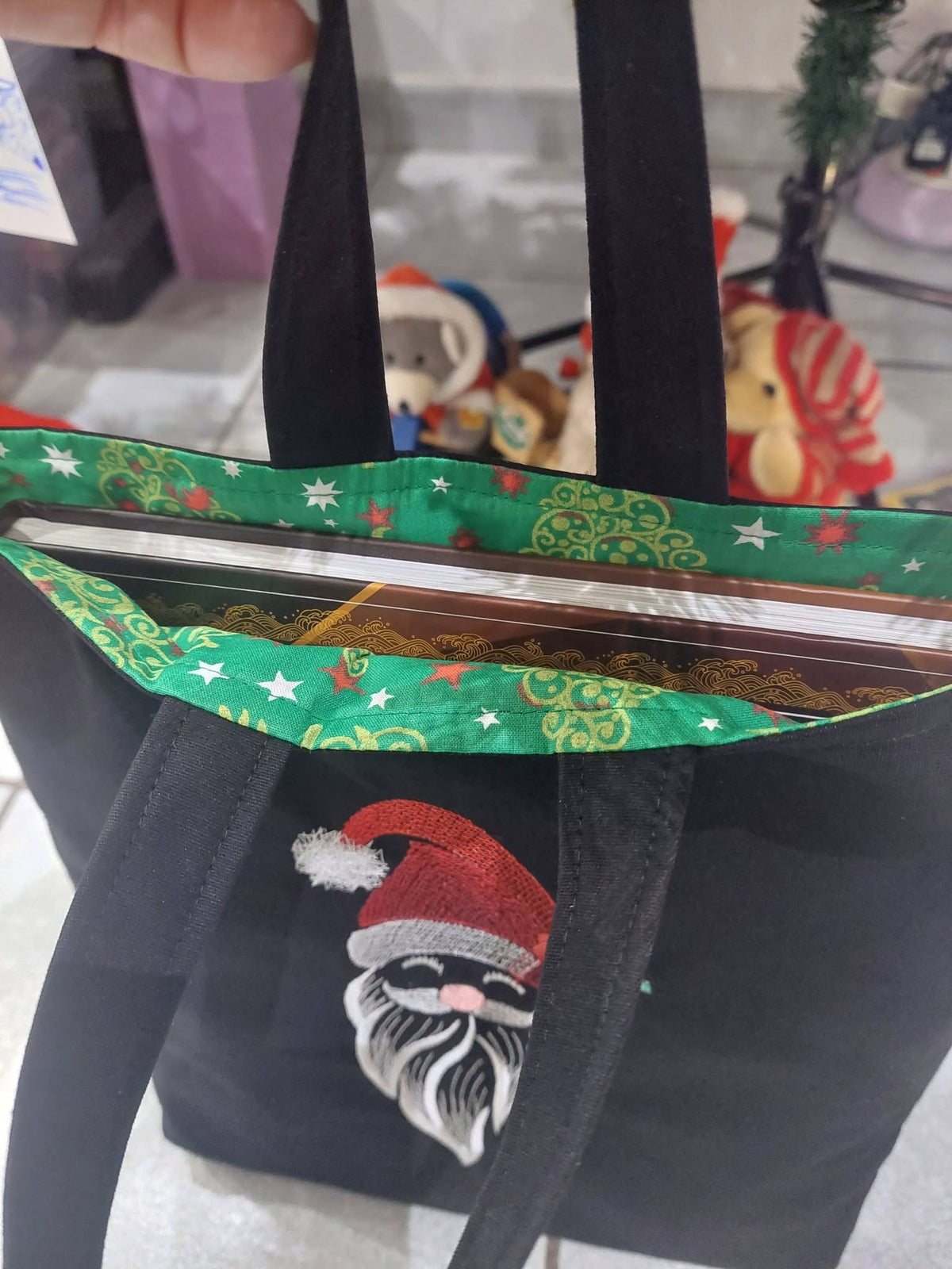 Père Noël avec bonnet rouge, barbe blanche, feuillage et baies rouges dans un style croquis – motif de broderie machine