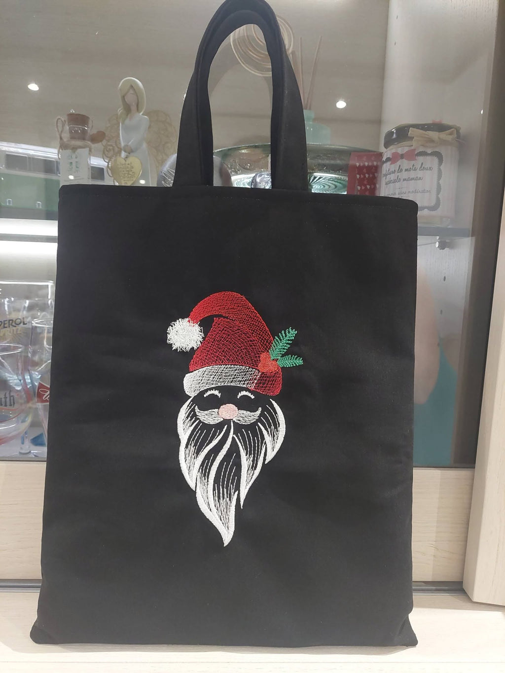 Père Noël avec bonnet rouge, barbe blanche, feuillage et baies rouges dans un style croquis – motif de broderie machine