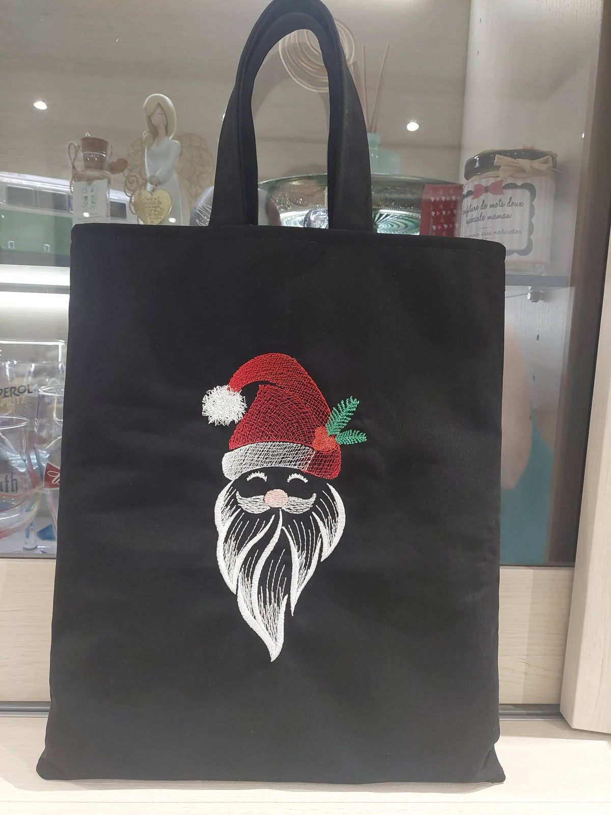 Père Noël avec bonnet rouge, barbe blanche, feuillage et baies rouges dans un style croquis – motif de broderie machine