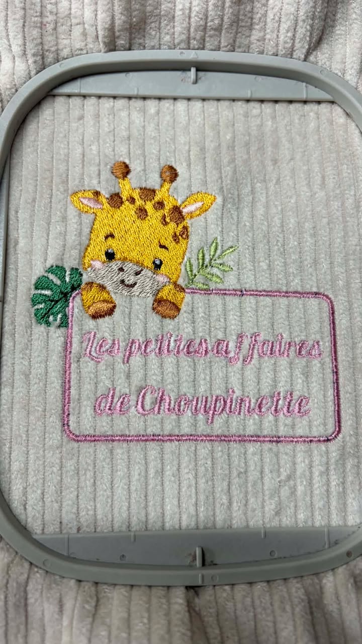 Motif de broderie Étiquette Girafe personnalisable avec feuillages et cadre pour ajouter un prénom ou un texte au format 10x10