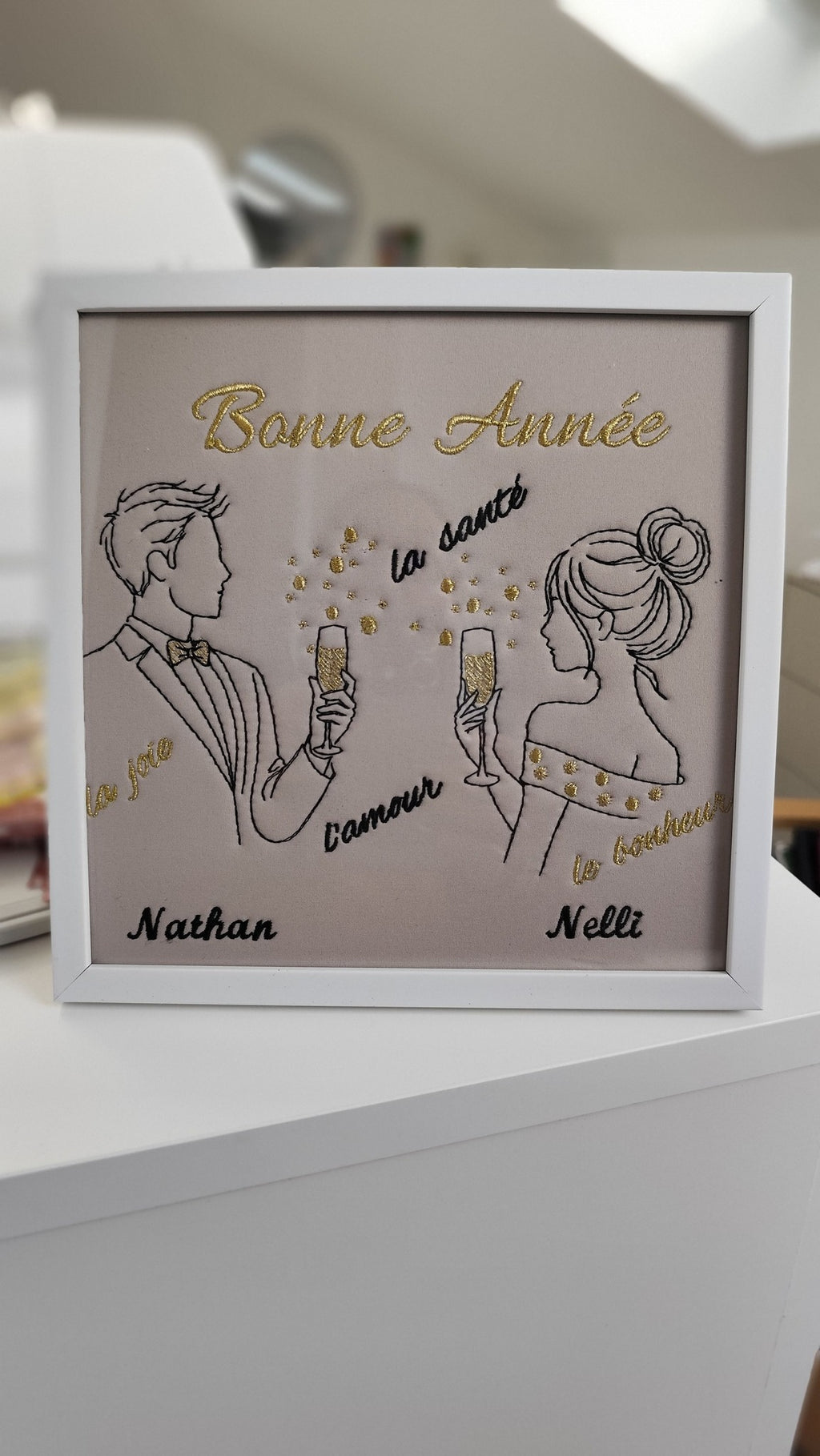 Couple trinquant au champagne avec Bonne Année, la joie, la santé, l’amour et le bonheur – motif de broderie machine 10x10