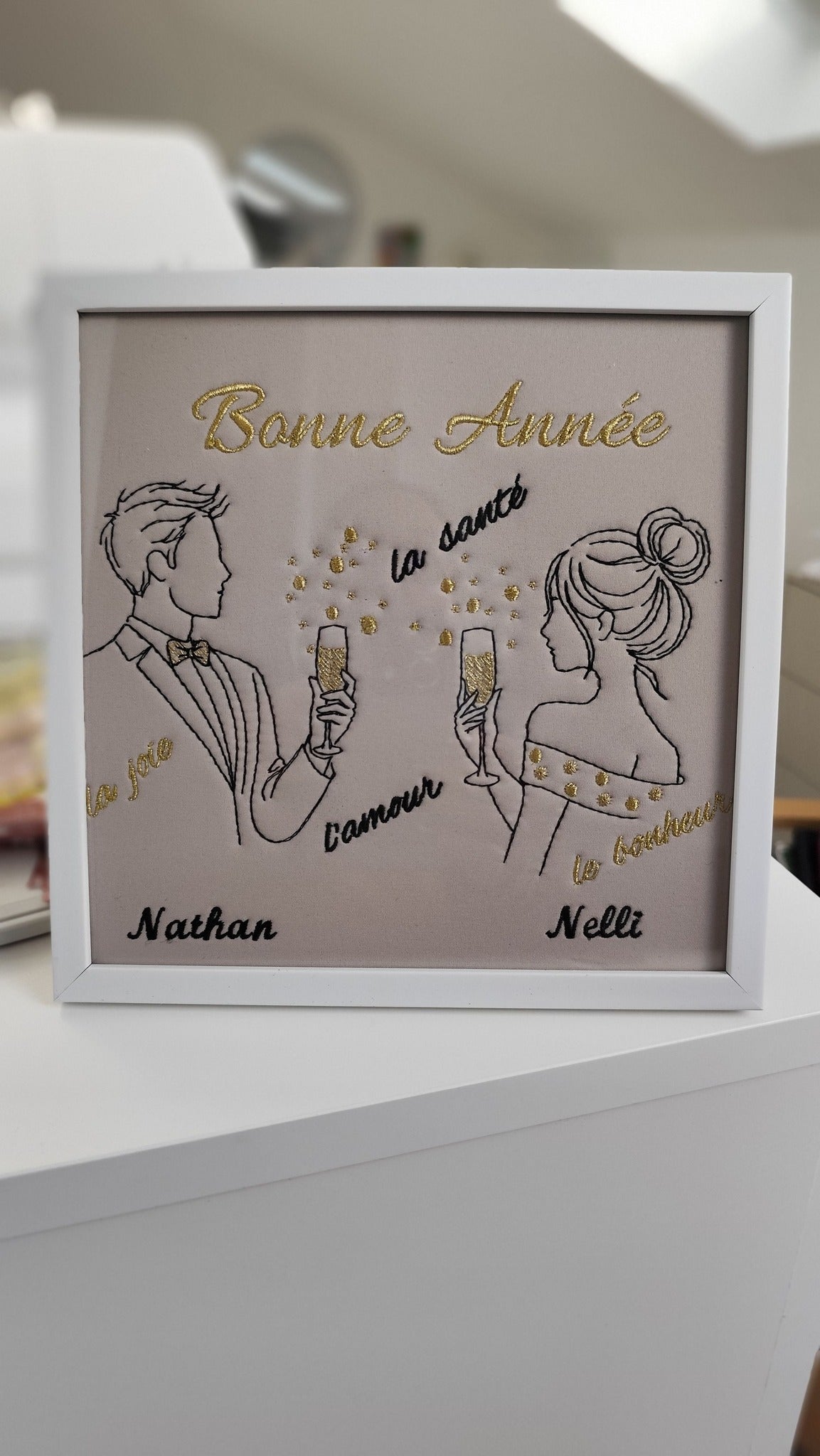 Couple trinquant au champagne avec Bonne Année, la joie, la santé, l’amour et le bonheur – motif de broderie machine 10x10