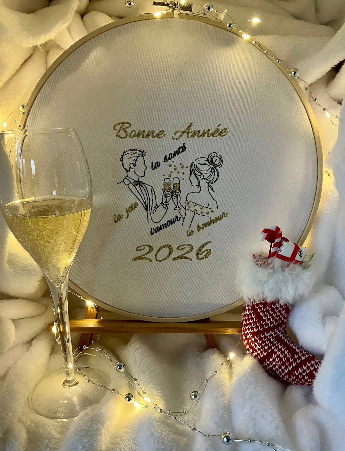 Couple trinquant au champagne avec Bonne Année, la joie, la santé, l’amour et le bonheur – motif de broderie machine 10x10