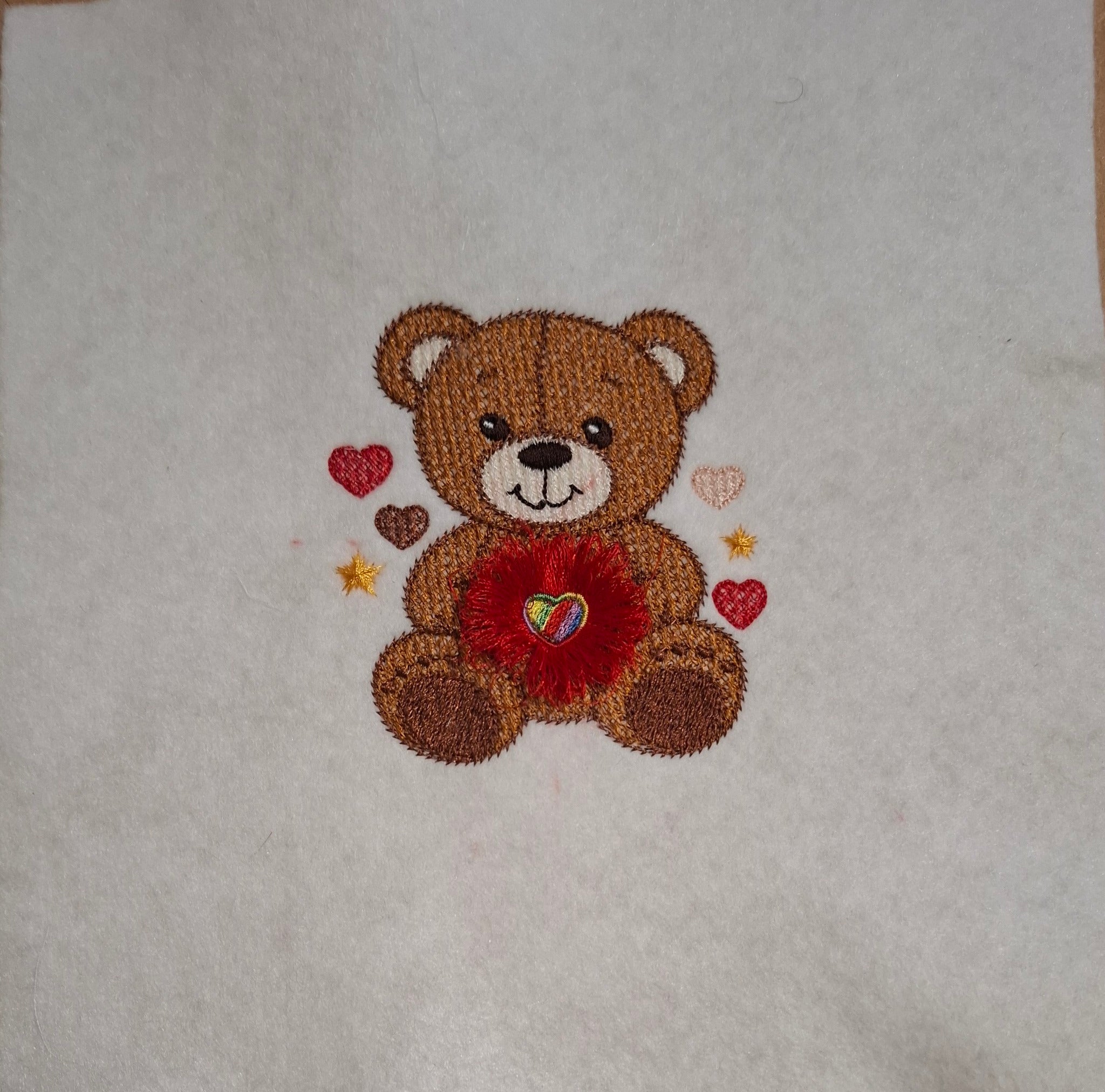 Nounours coeur de franges - Motif de broderie - Format disponible 10x10