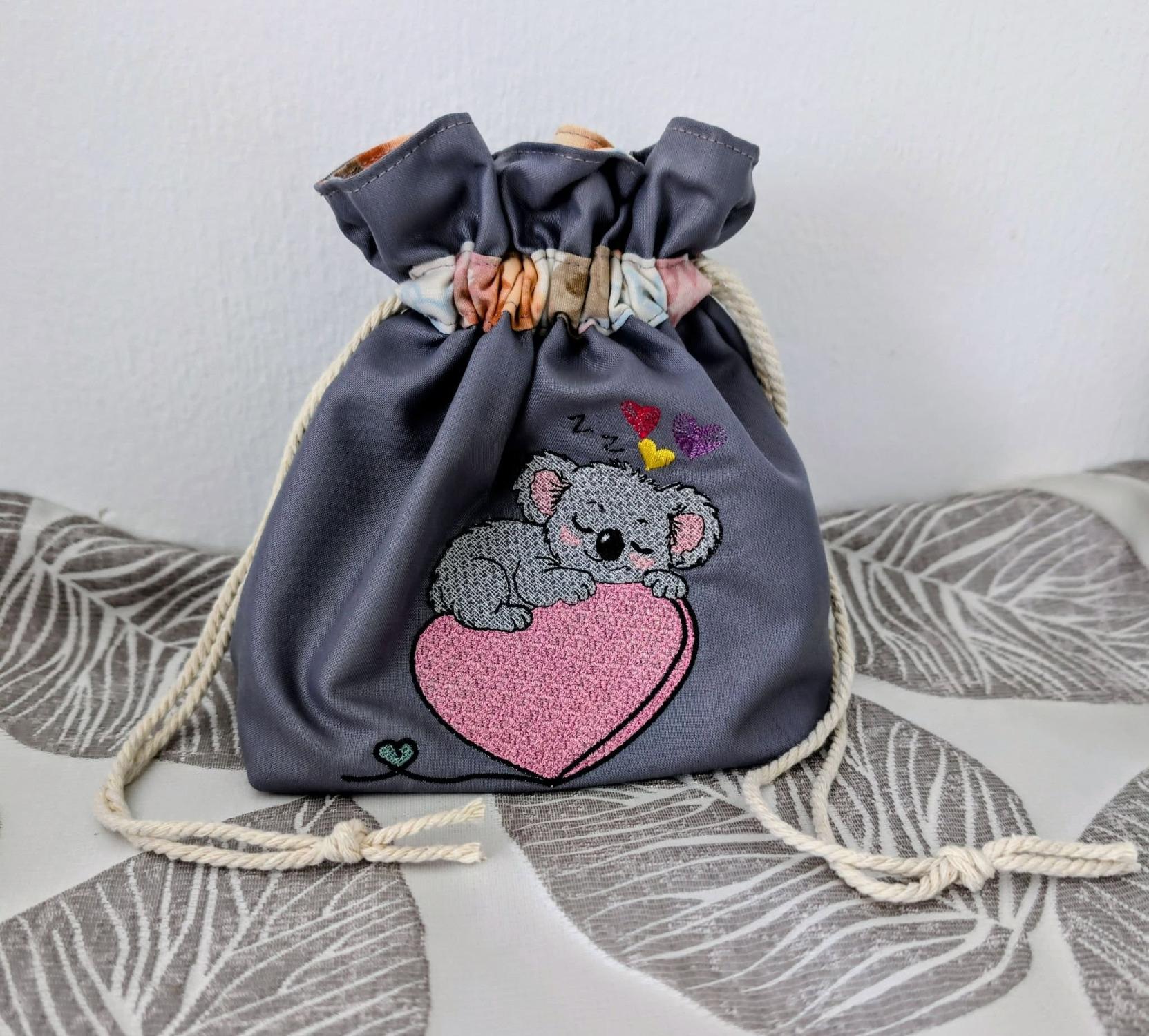 Koala endormi – Cœur Mylar » - Format disponible : Pack 2 tailles, Cadre 10x10 et 15x15