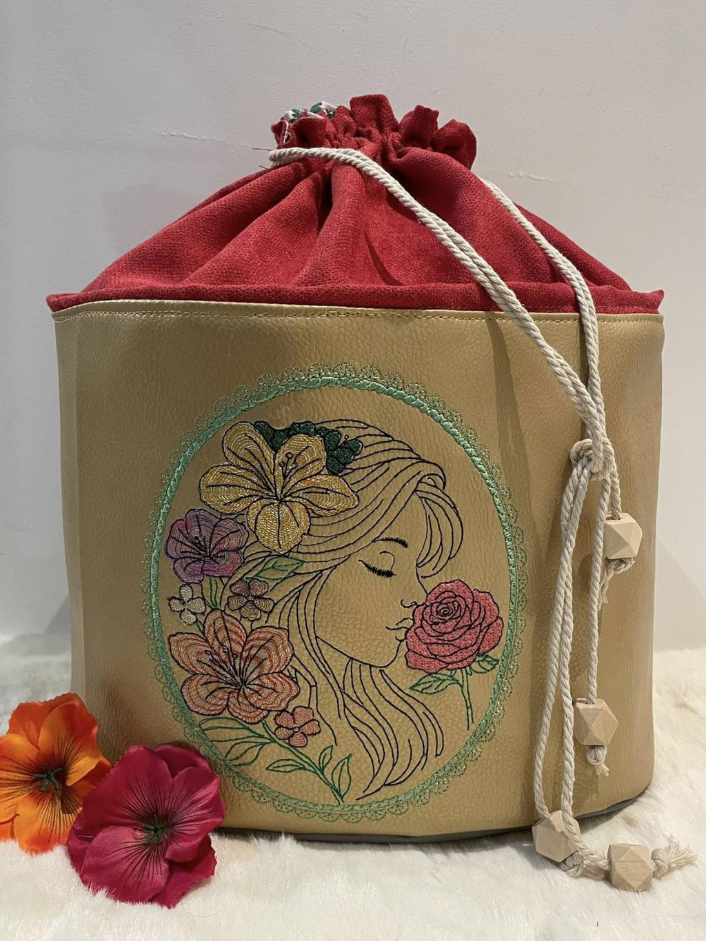 Camée de Femme et murmure floral - Motif de broderie - Format disponible (pack 3 tailles, 10x10, 15x15 ou13x18, 20x20 ou 26x16)