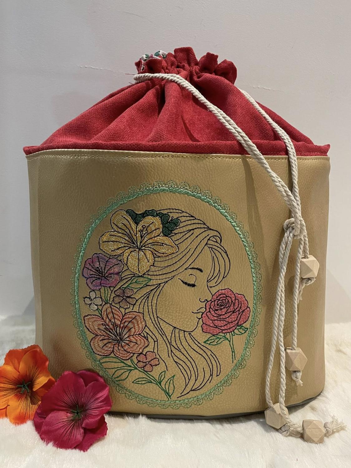 Camée de Femme et murmure floral - Motif de broderie - Format disponible (pack 3 tailles, 10x10, 15x15 ou13x18, 20x20 ou 26x16)