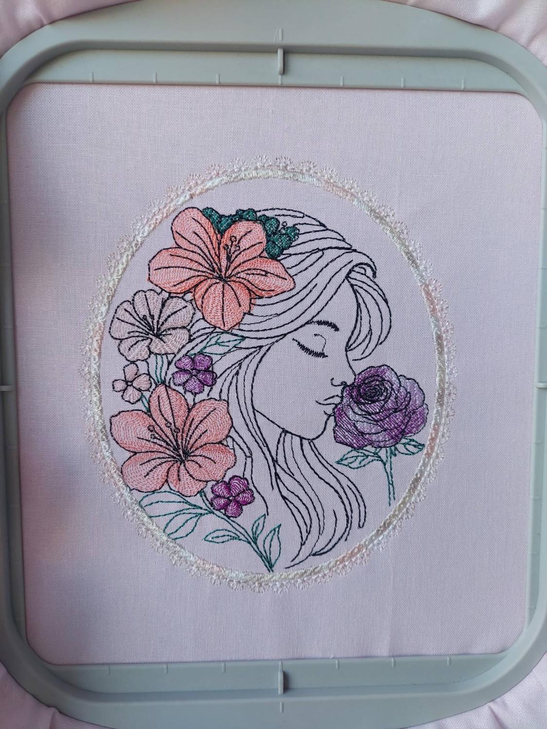 Camée de Femme et murmure floral - Motif de broderie - Format disponible (pack 3 tailles, 10x10, 15x15 ou13x18, 20x20 ou 26x16)