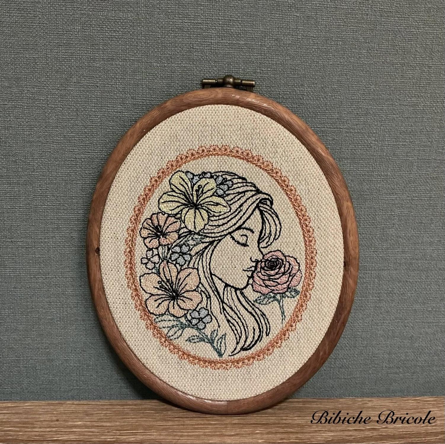 Camée de Femme et murmure floral - Motif de broderie - Format disponible (pack 3 tailles, 10x10, 15x15 ou13x18, 20x20 ou 26x16)