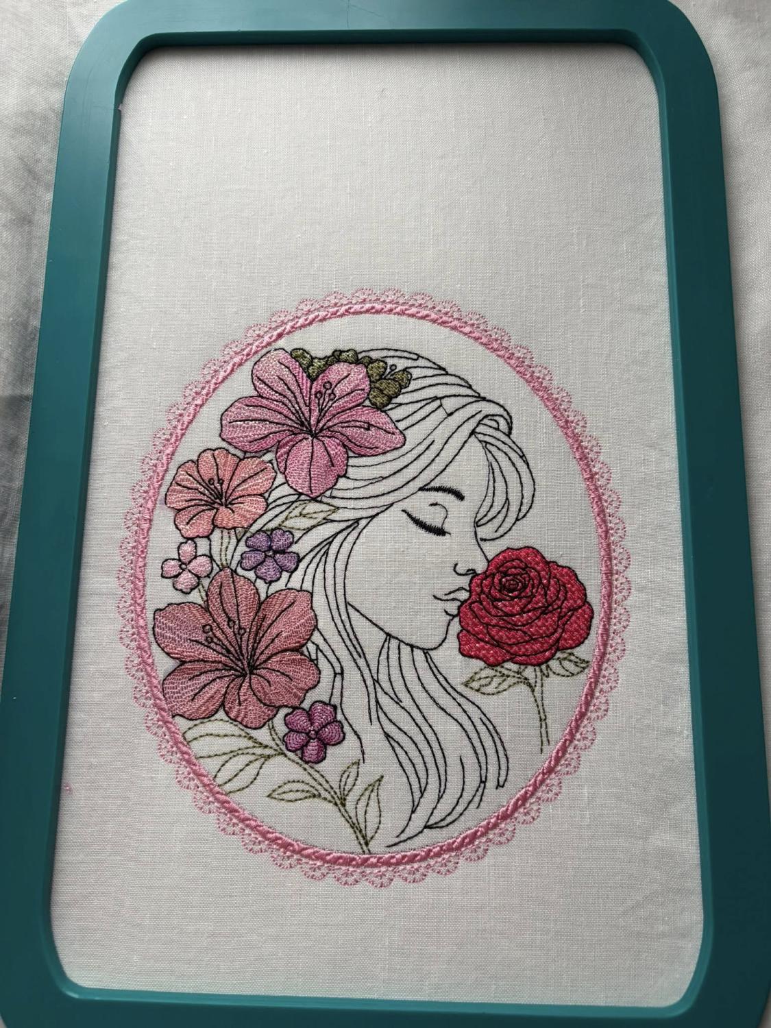 Camée de Femme et murmure floral - Motif de broderie - Format disponible (pack 3 tailles, 10x10, 15x15 ou13x18, 20x20 ou 26x16)