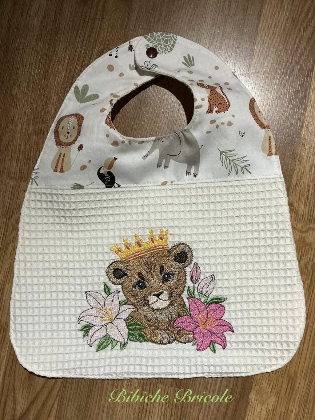 Sa Majesté Lionceau - Motif de Borderie - Format disponible Pack 4 tailles, 10x10, 15x15, 18x13, 26x16 ou 20x20