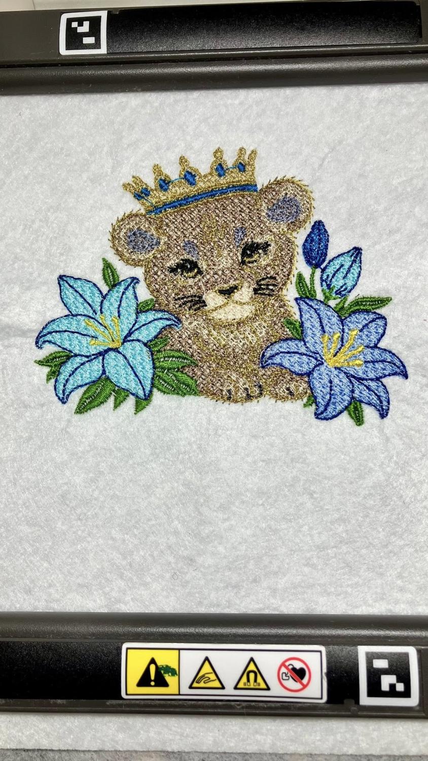 Sa Majesté Lionceau - Motif de Borderie - Format disponible Pack 4 tailles, 10x10, 15x15, 18x13, 26x16 ou 20x20